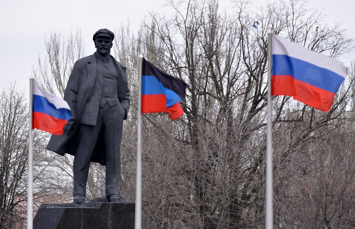 Krievijas un pašpasludinātās Doņeckas &quot;tautas republikas&quot; karogi uz Ļeņina pieminekļa fona...