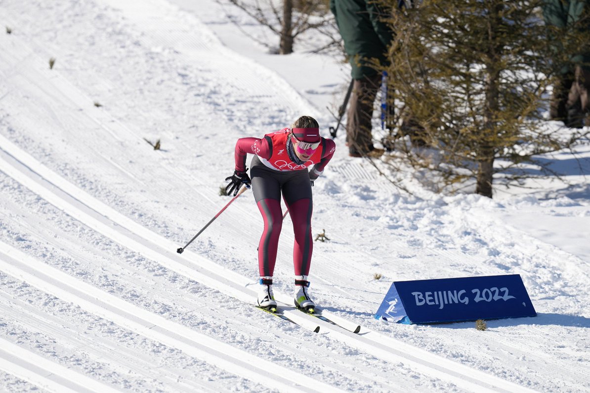 Kitija Auziņa distanču slēpošanas komandu sprinta trasē Pekinas olimpiskajās spēlēs