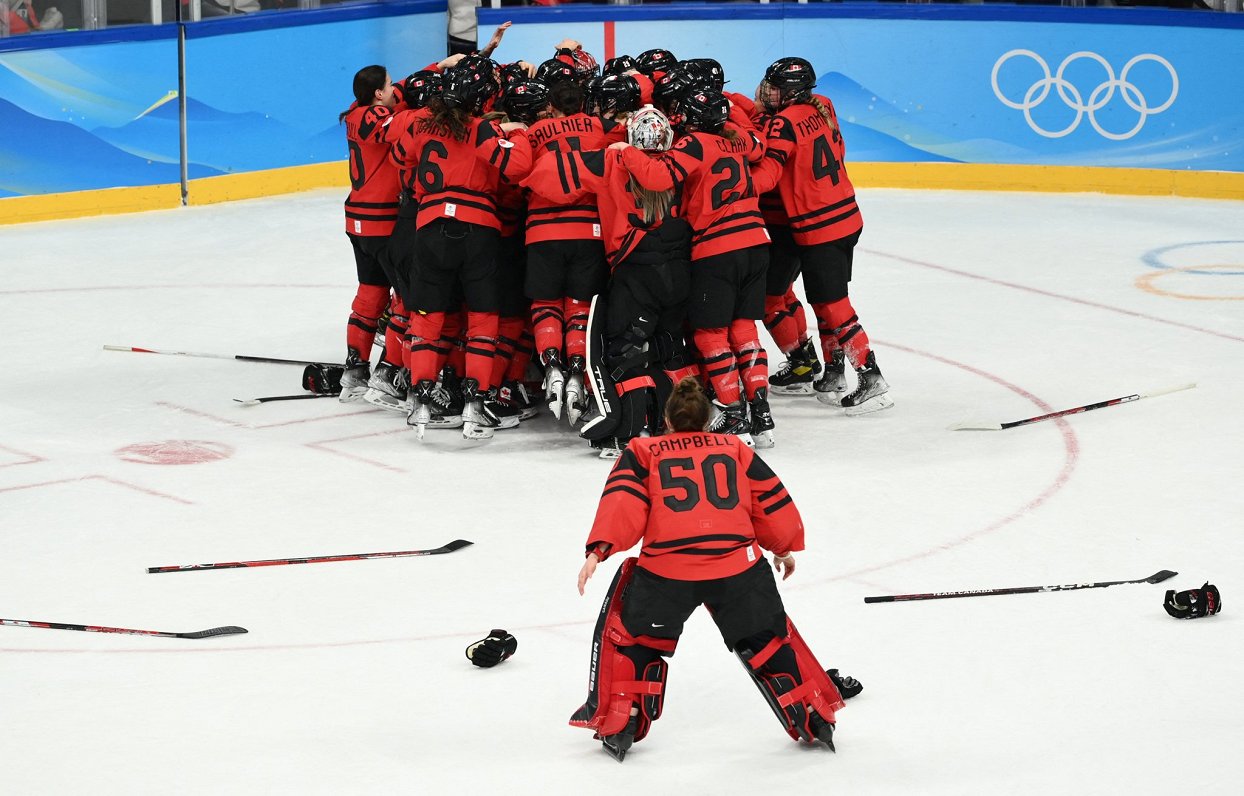 Kanādas sieviešu hokeja izlase svin uzvaru Pekinas olimpiskajās spēlēs