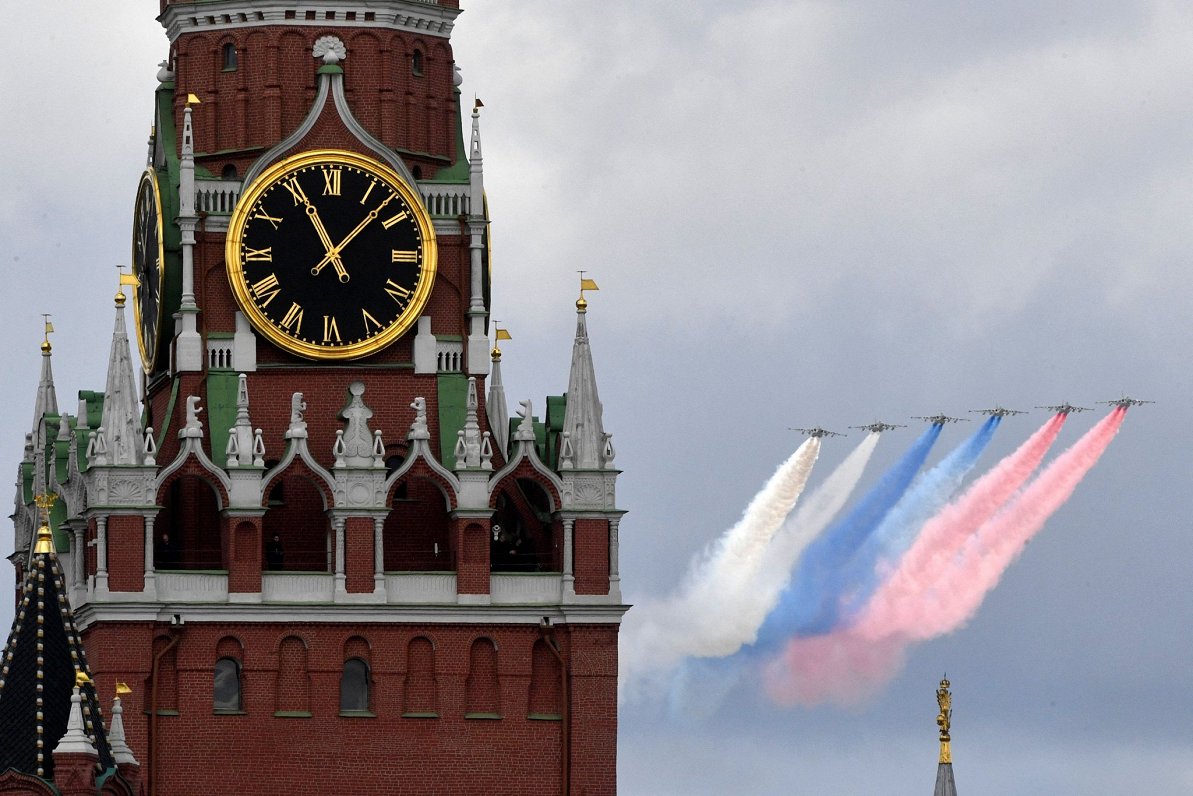 Krievijas kara lidmašīnas uz Kremļa fona