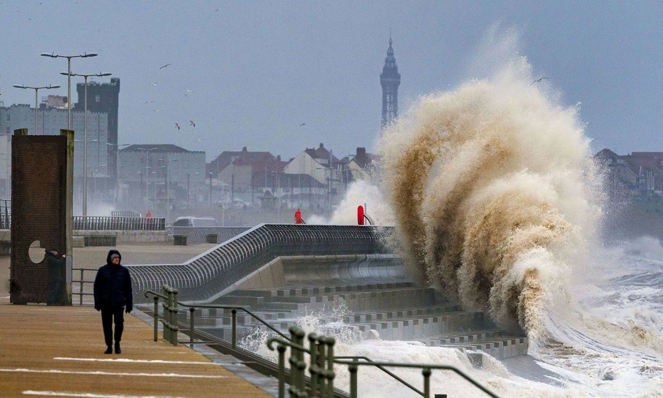 Spēcīgi viļņi Anglijas piekrastes pilsētā Blekpūlā