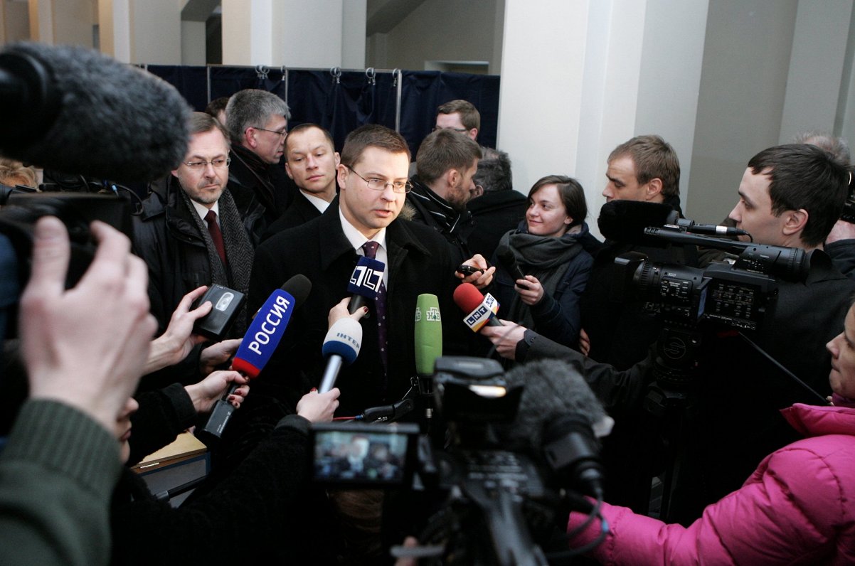 Premjers Valdis Dombrovskis pēc nobalsošanas valodas referendumā 2012.gada 18.februārī.