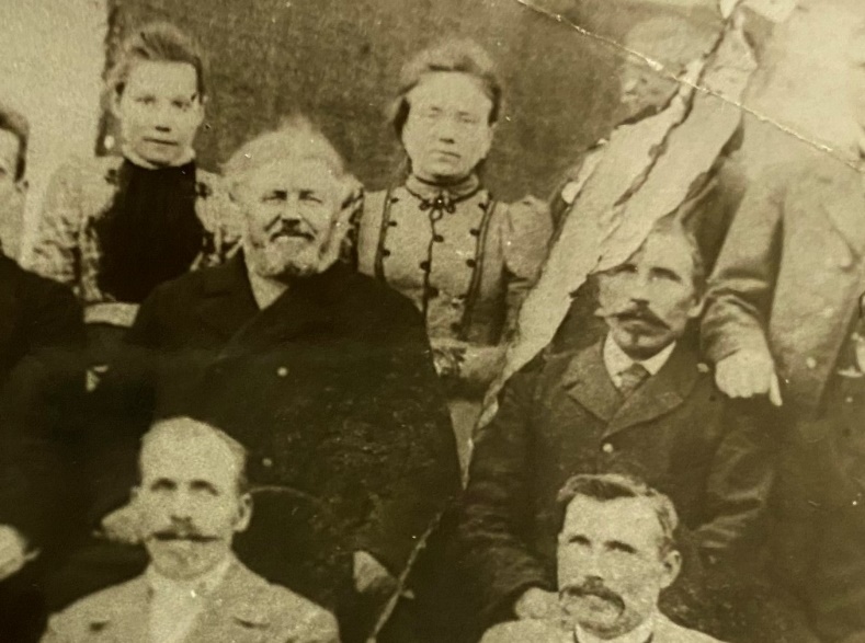 Anna Lagzdiņa (fotogrāfijas vidū) kādā sarīkojumā Vērgalē, 20. gs. sākums.
