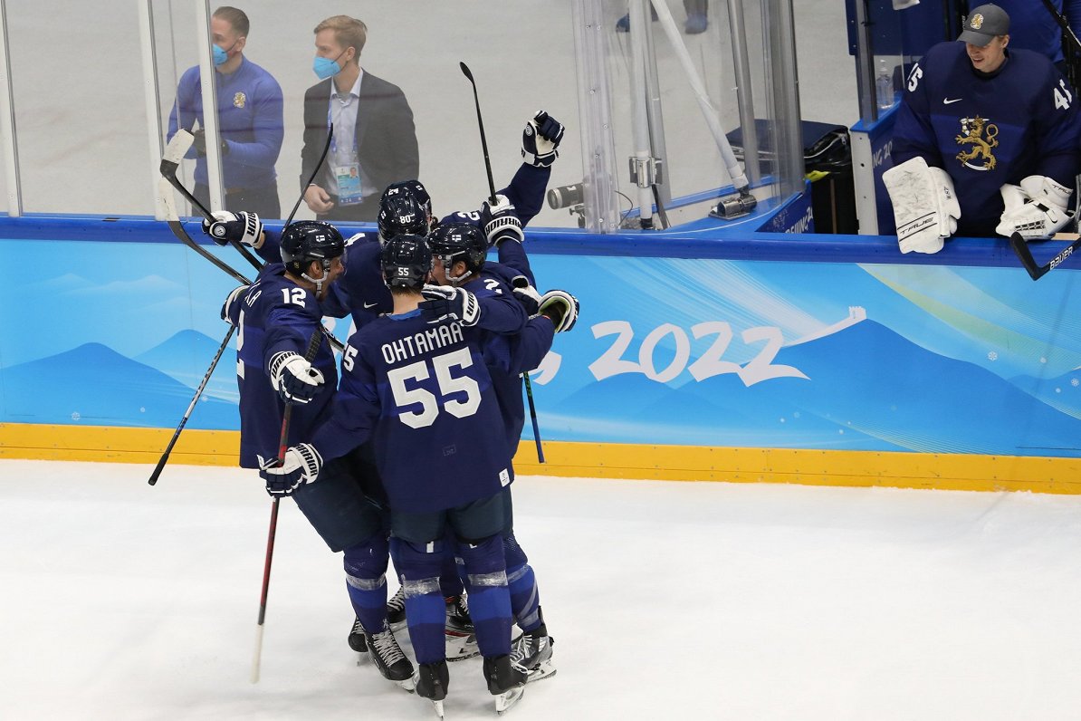 Somijas hokeja izlases spēlētāji priecājas pēc vārtu guvuma