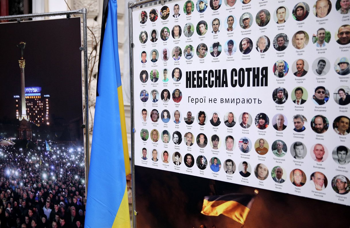 Latvijā pie Ukrainas vēstniecības ar svecēm piemin Maidanā kritušos (20.02.2022)