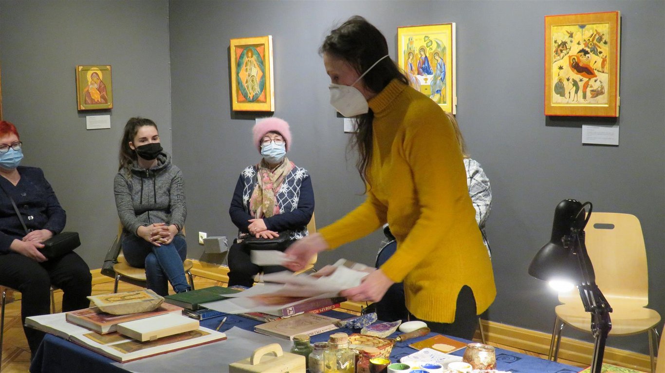 Анна Зандберга-Шенке во время мастер-класса об иконографии в Лиепайском музее, февраль 2022