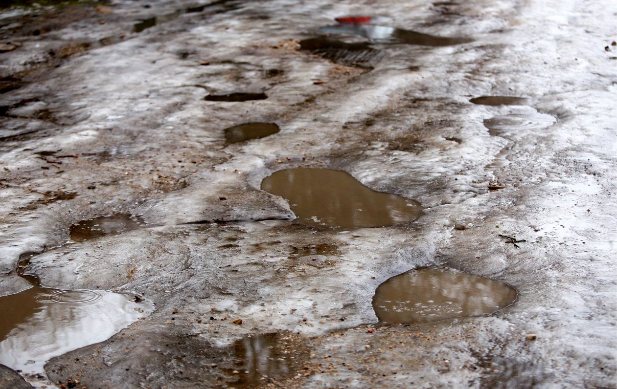 Ledus, bedres un ūdens peļķes Magoņu ielā.