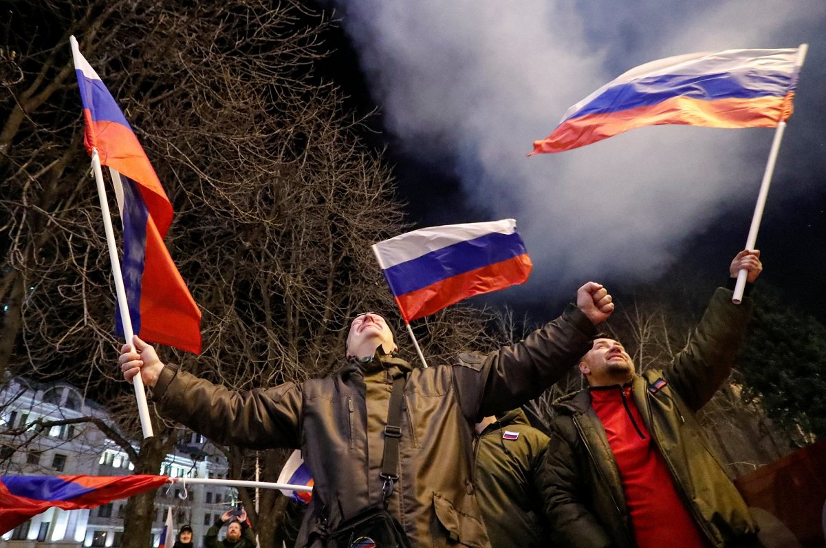 Doņeckā prokrieviskie aktīvisti līksmo par Putina lēmumu atzīt Doņeckas &quot;tautas republikas&quot...