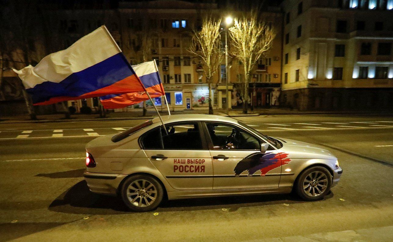 Krievijas &quot;patrioti&quot; Doņeckā ar Krievijas karogiem un Rietumu automašīnu svin Maskavas lēm...