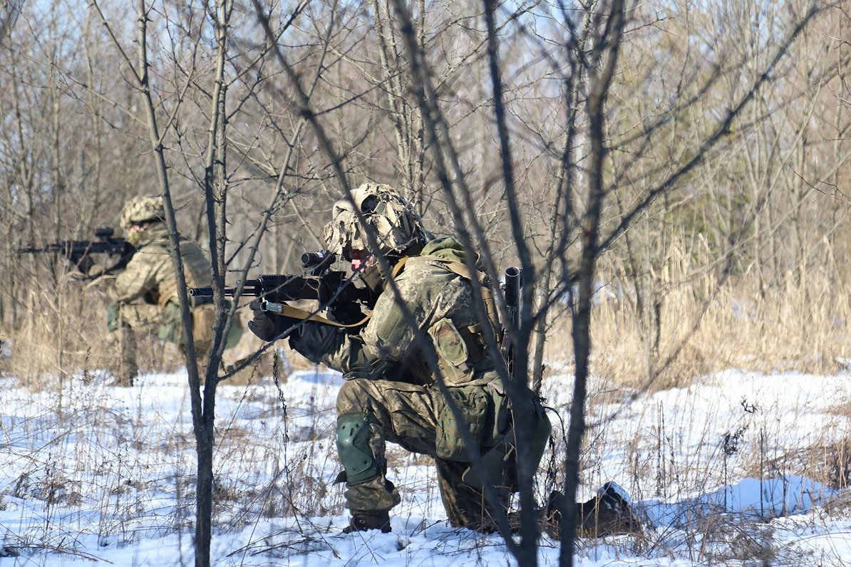 Ukrainas armijas karavīri mācībās gatavojas atvairīt Krievijas uzbrukumu
