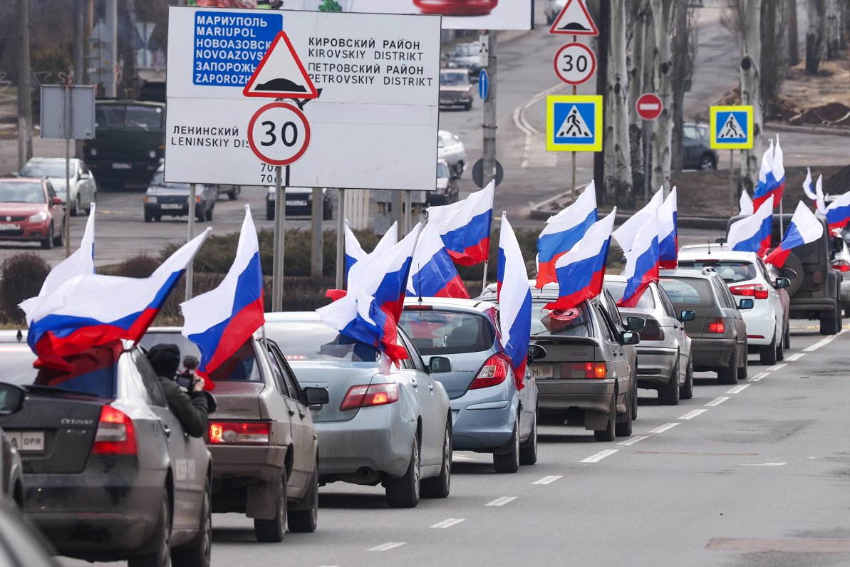 Ukrainas austrumu pilsētā Doneckā separātisti ar Krievijas karogiem svin Maskavas lēmumu par Donecka...
