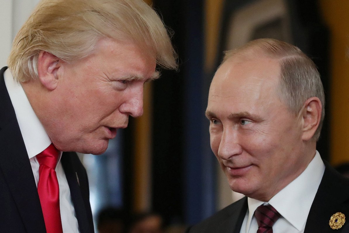 Krievijas līderis Vladimirs Putins (no labās) un toreizējais ASV prezidents Donalds Tramps tikšanās...