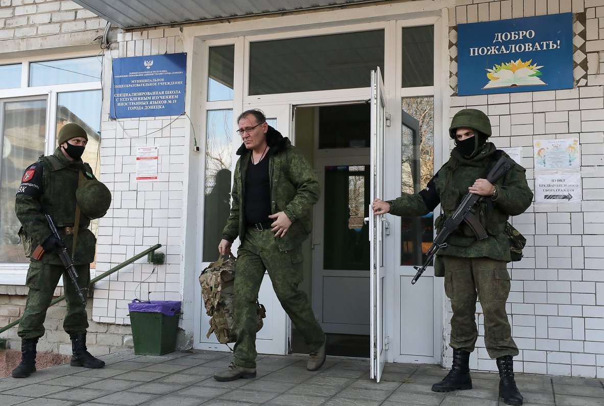 Doneckā, kur separātisti izsludinājuši vispārējo mobilizāciju, vīrietis iznāk no kara komisariāta