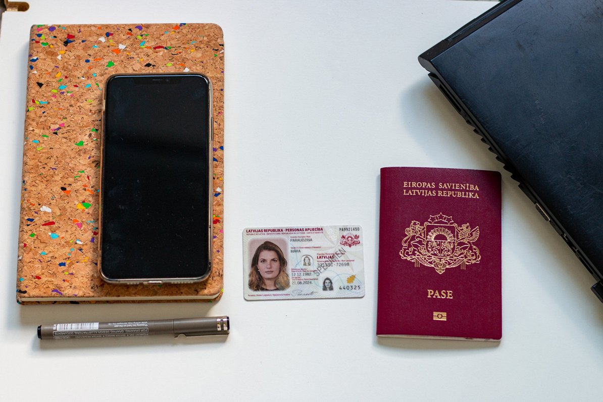 Образцы паспорта и ID-карты. Иллюстративное фото