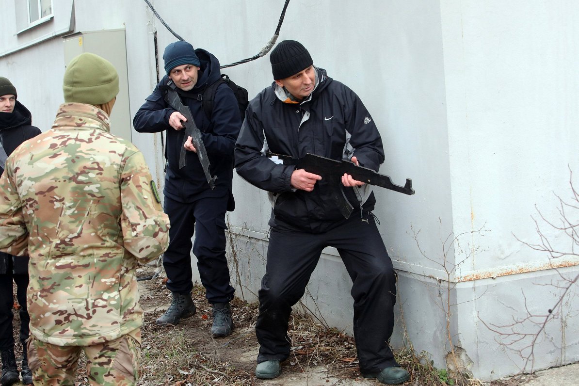 Ukrainas pilsētā Harkovā iedzīvotāji apgūst iemaņas cīņai pret ienaidnieka uzbrukumu