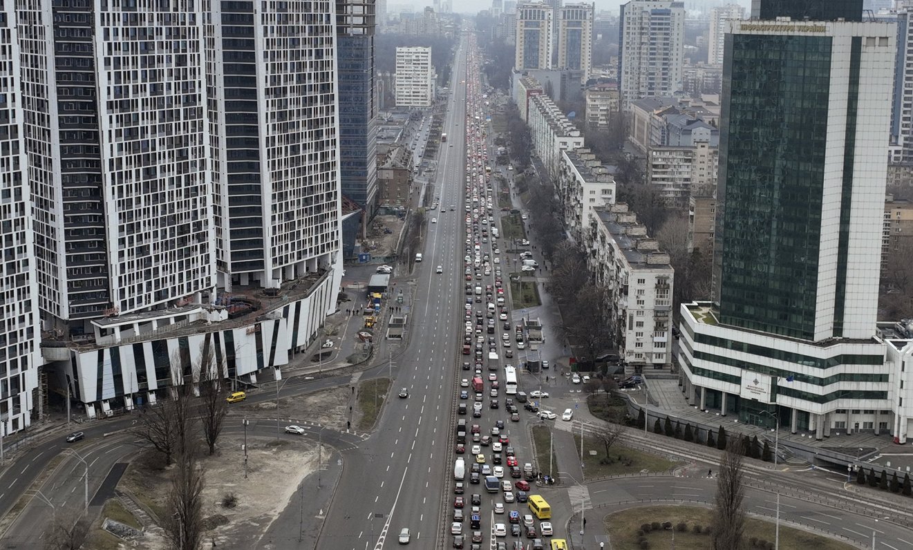 Пробка по направлению к выезду из города. Украина, Киев, 24.02.2022