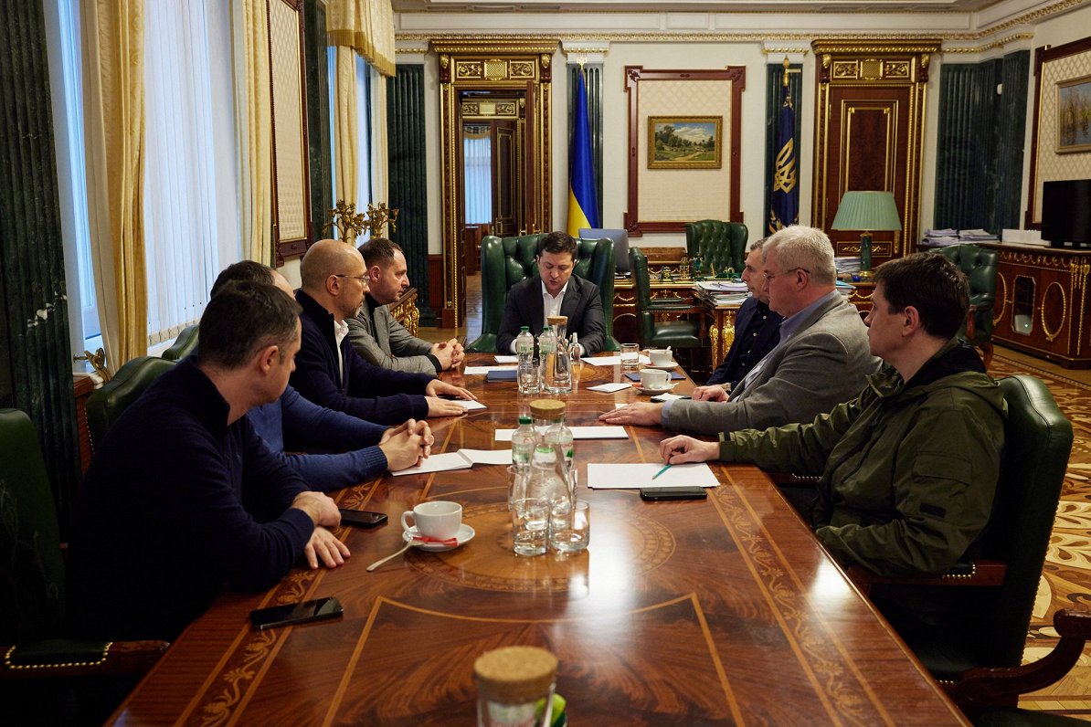 Ukrainas prezidents Volodimirs Zelenskis vadības sanāksmē.