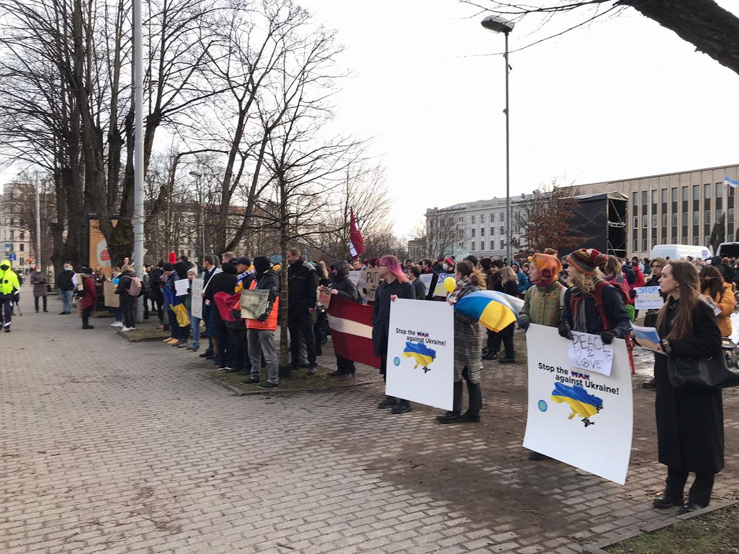 Пикет в поддержку Украины перед российским посольством в Риге.