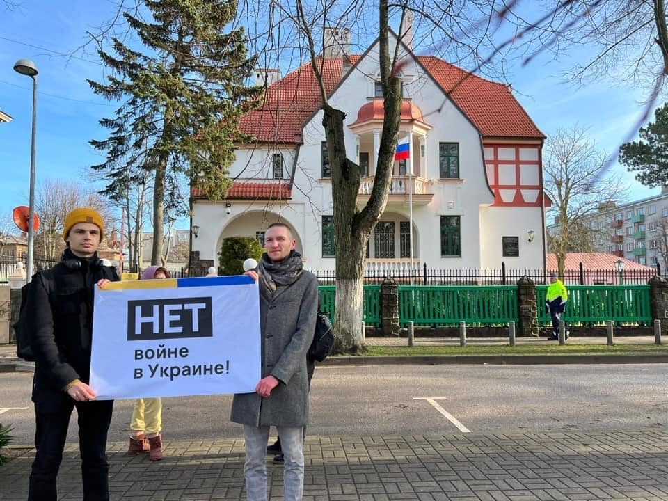 Martins Levuškāns un Aleksandrs Vabelis protestē pie Krievijas ģenerālkonsulāta Liepājā (24.02.2022)