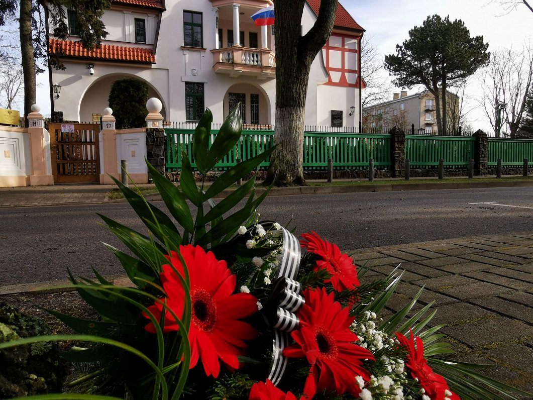 Pie Krievijas ģenerālkonsulāta ēkas Liepājā nolikti ziedi ar sēru lenti (24.02.2022)