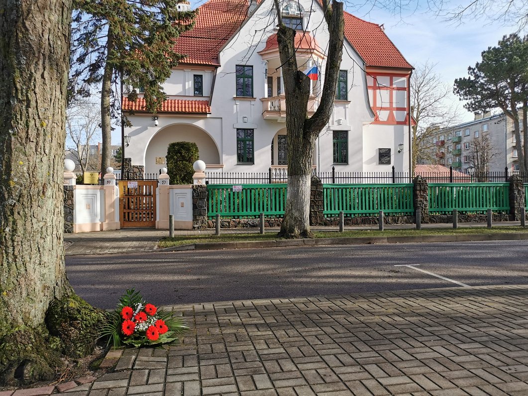 Pie Krievijas ģenerālkonsulāta ēkas Liepājā nolikti ziedi ar sēru lenti (24.02.2022)