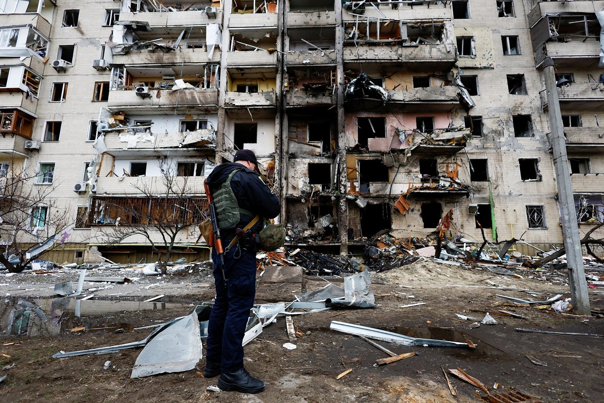 Пострадавшее от ракетного удара здание. Украина, Киев, 25.02.2022.