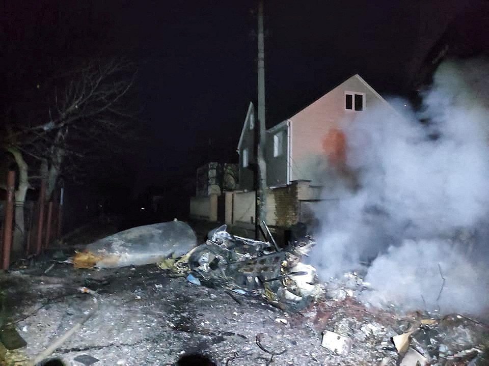 Упавший в пригороде рядом с частным домом сбитый боевой самолет. Украина, близ Киева, 25.02.2022.