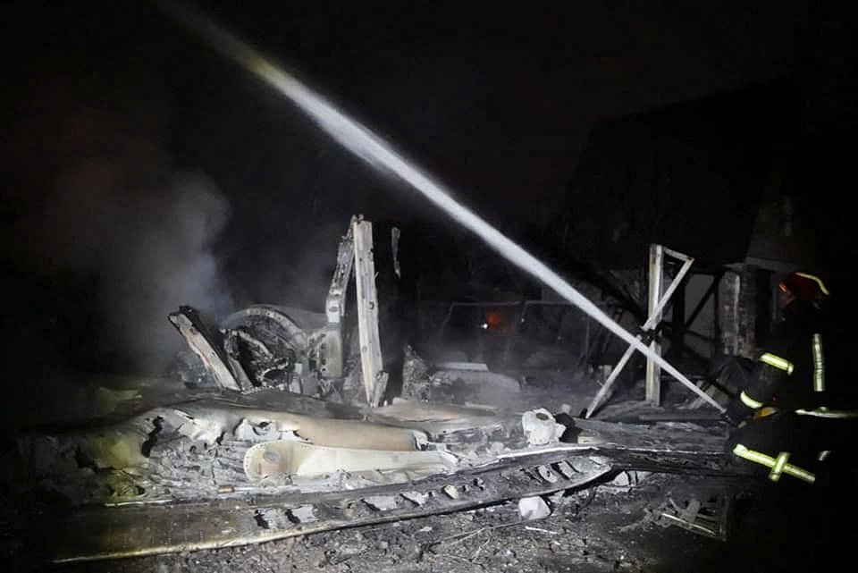 Упавший в пригороде рядом с частным домом сбитый боевой самолет. Украина, близ Киева, 25.02.2022.