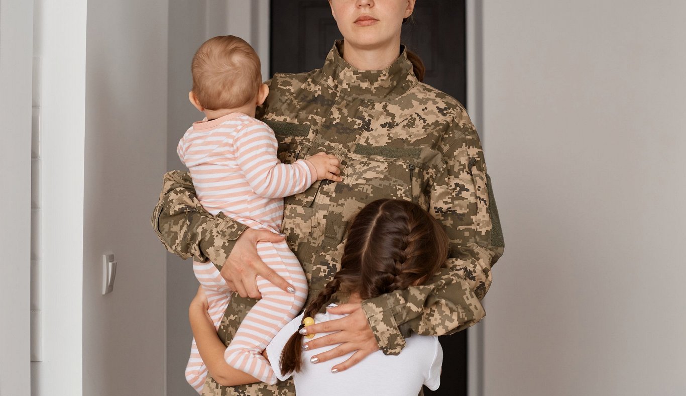 Bērni ar māti karavīra uniformā.