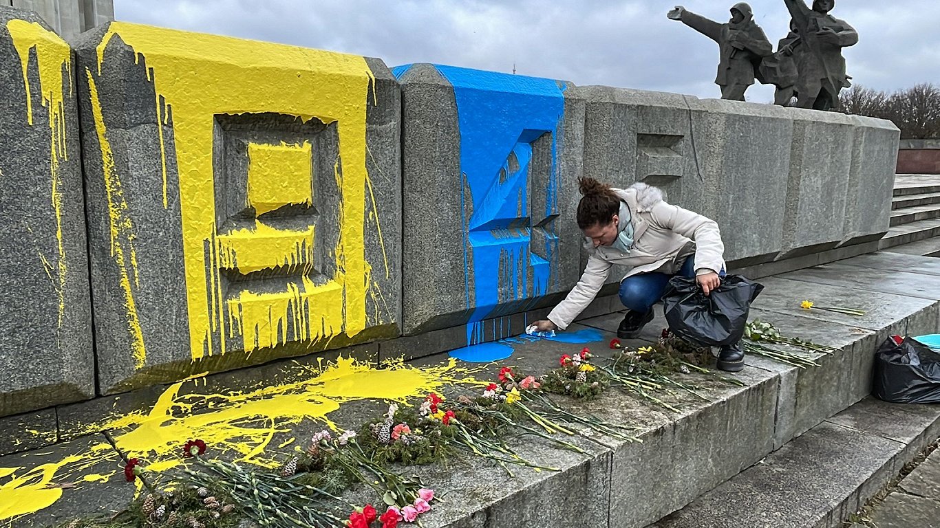Uzraksti un krāsas triepieni Ukrainas karoga krāsās uz Uzvaras pieminekļa. 2022. gada 25. februāris.