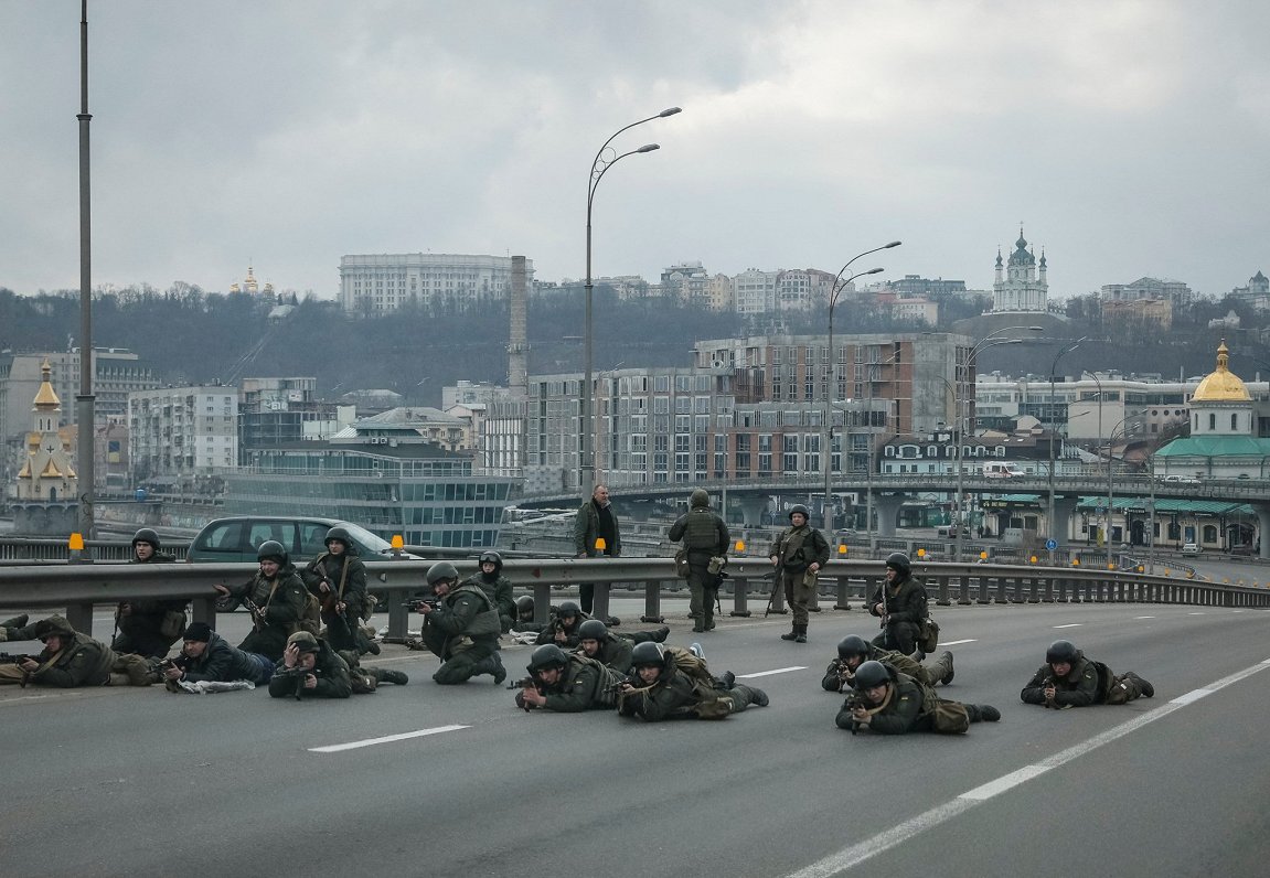 Украинские бойцы на позиции в центре города. Украина, Киев, 25.02.2022