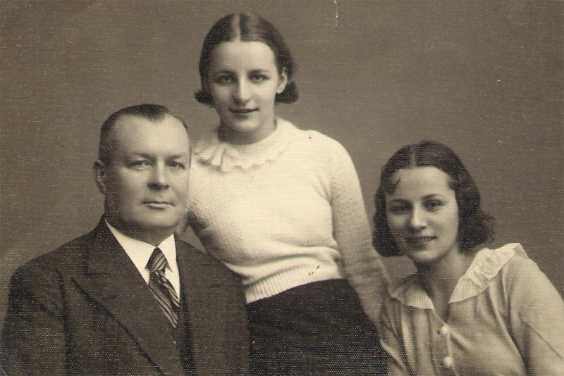 Jānis Volonts ar meitām Adelīnu un Margaritu.