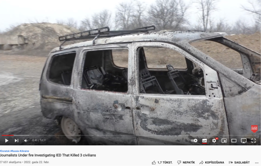 Ekrānuzņēmums no video, kurā Doneckas ''tautas republika'' rāda it kā ukraiņu sadedzinātu auto ar tr...