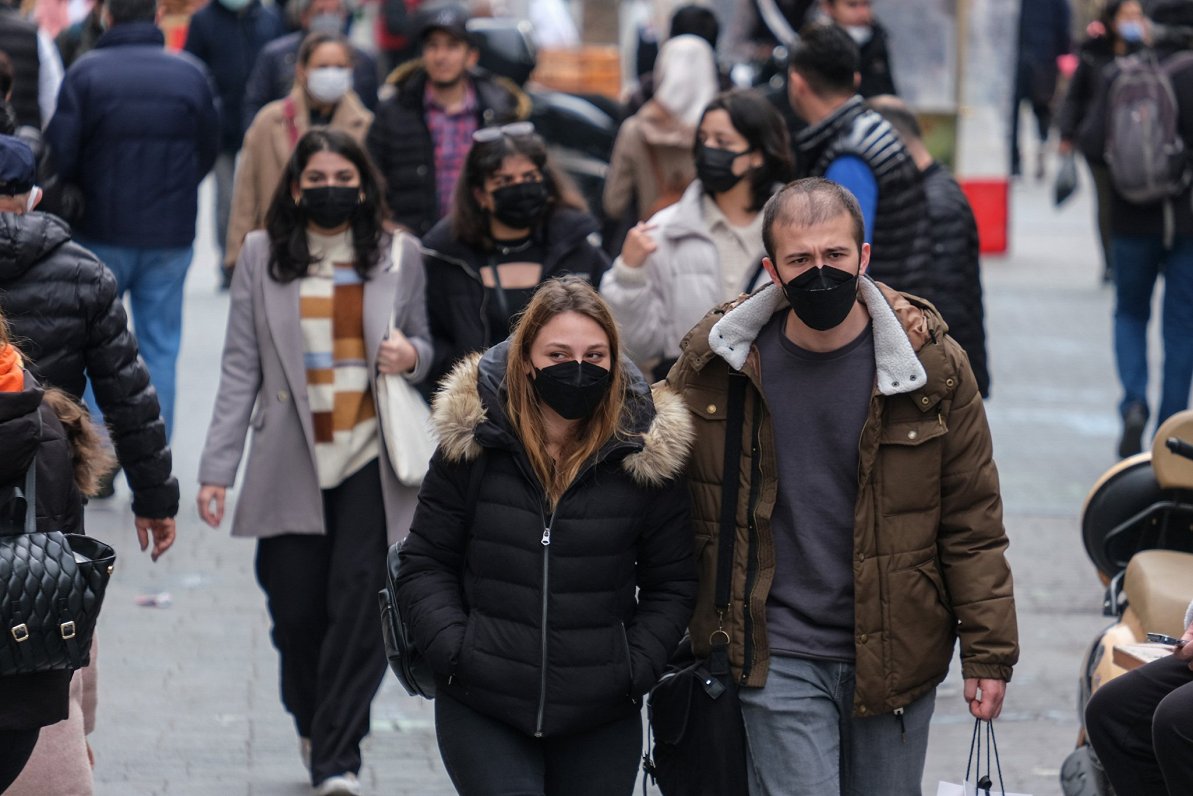 Cilvēki ar Covid-19 sejas maskām Turcijā.