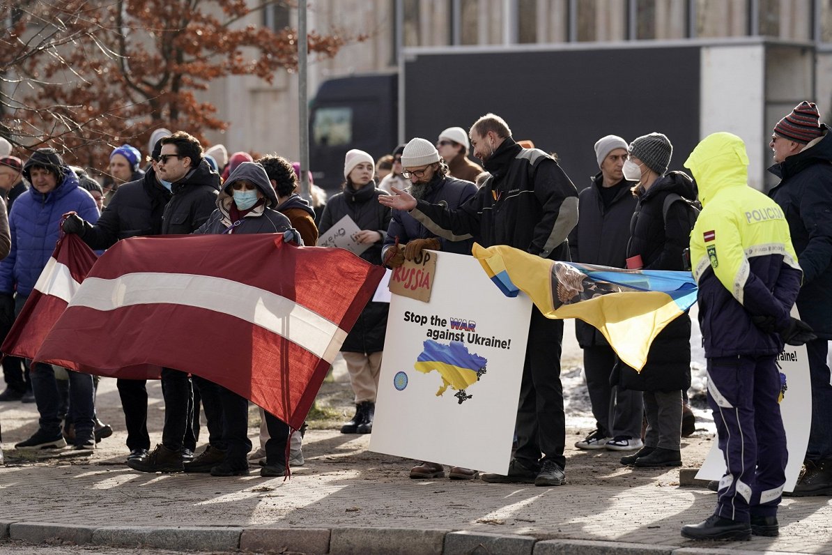 Ukrainas atbalstītāji Rīgā. 2022. gada 25. februāris.