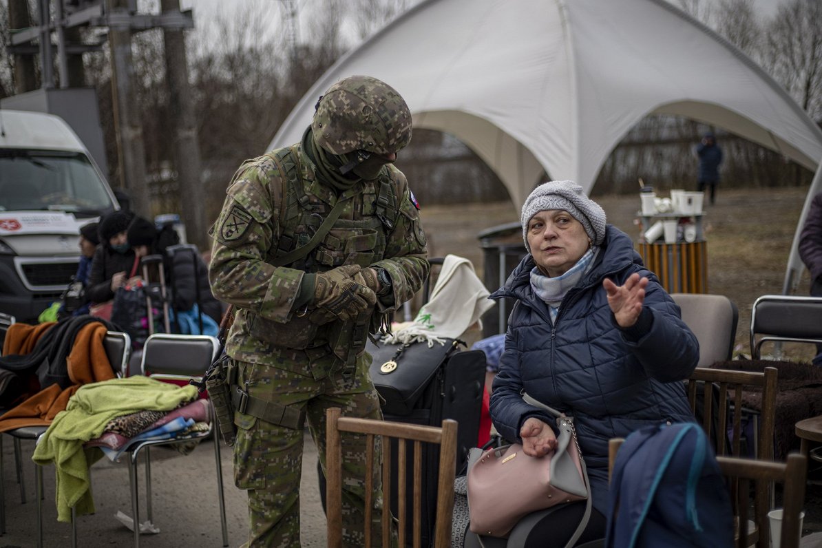 Словацкий солдат разговаривает с украинской беженкой. Словакия, КПП «Вишне-Немецке» на границе с Укр...