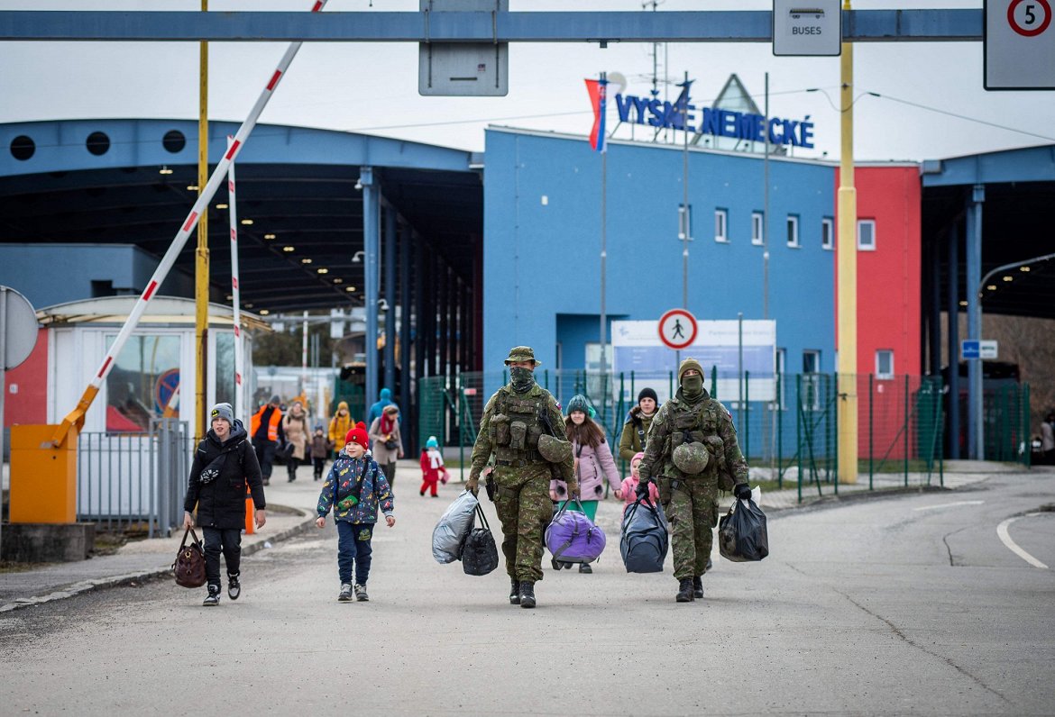 Словацкие солдаты помогают украинским бежецам нести вещи. Словакия, КПП «Вишне-Немецке», 26.02.2022
