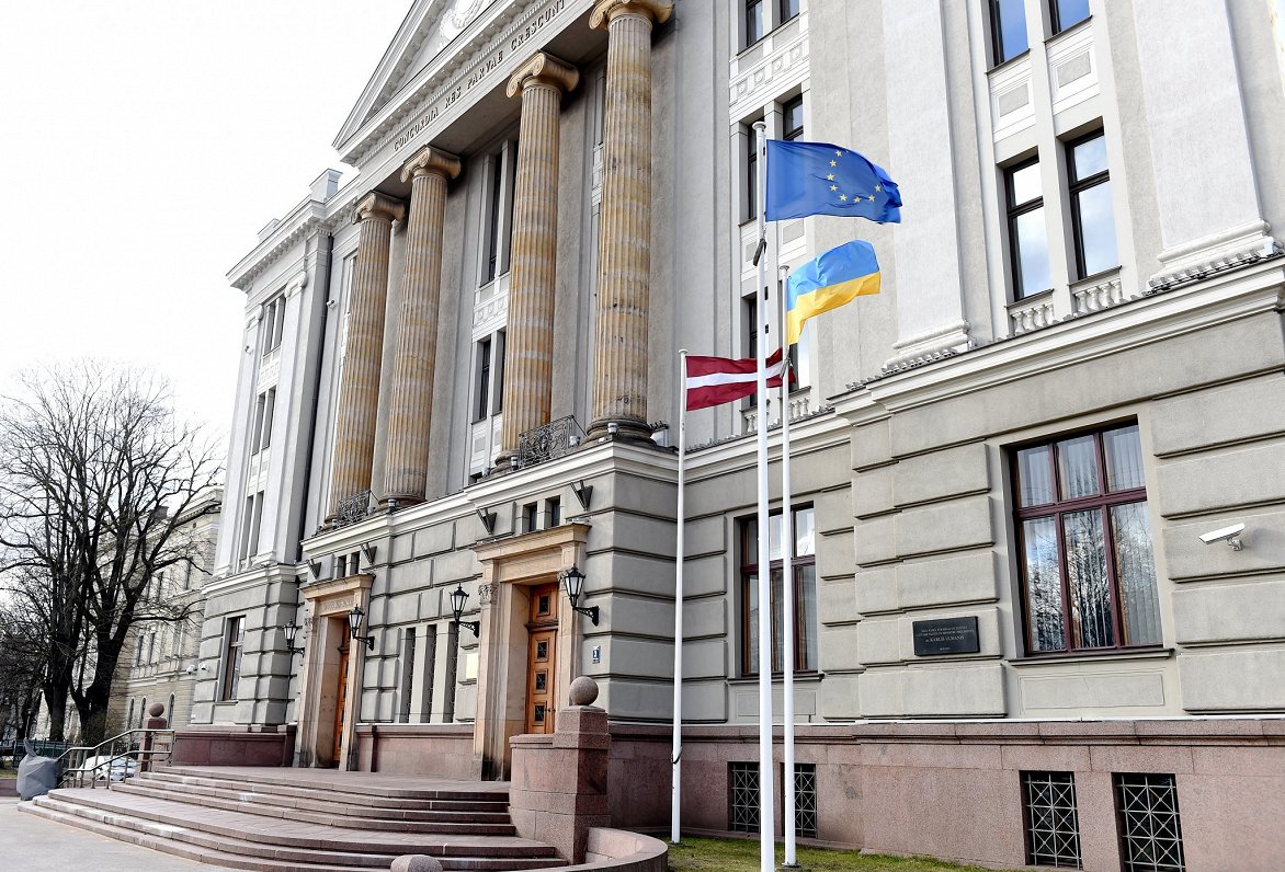 Ukrainas karogi pie Ārlietu ministrijas. Attēls ilustratīvs.