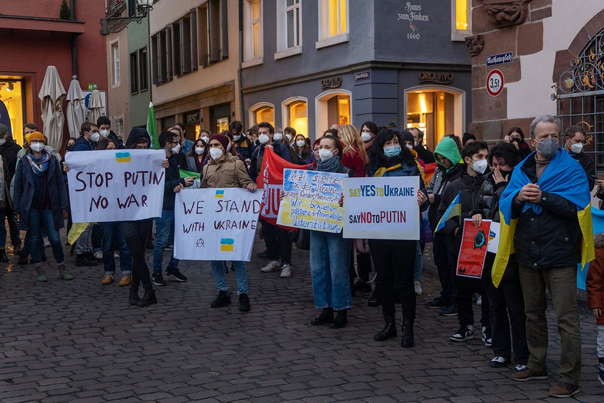 Spontānā atbalsta akcija dažas stundas pēc kara sākuma 24. februārī Freiburgas vecpilsētā.
