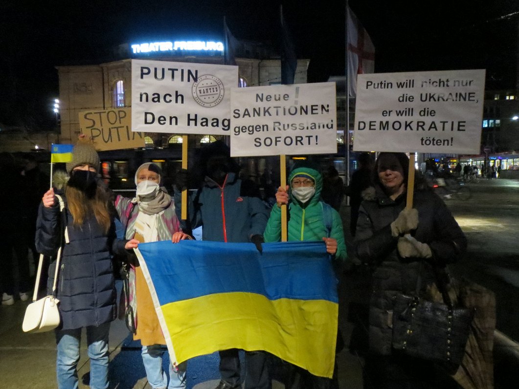 Ukraiņi un krievi plecu pie pleca protestē pret Putina patvaļu.