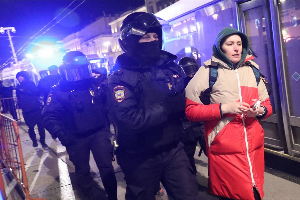 Policija aiztur pret Krievijas iebrukumu Ukrainā protestējošo Sanktpēterburgā 2022. gada 27. februār...