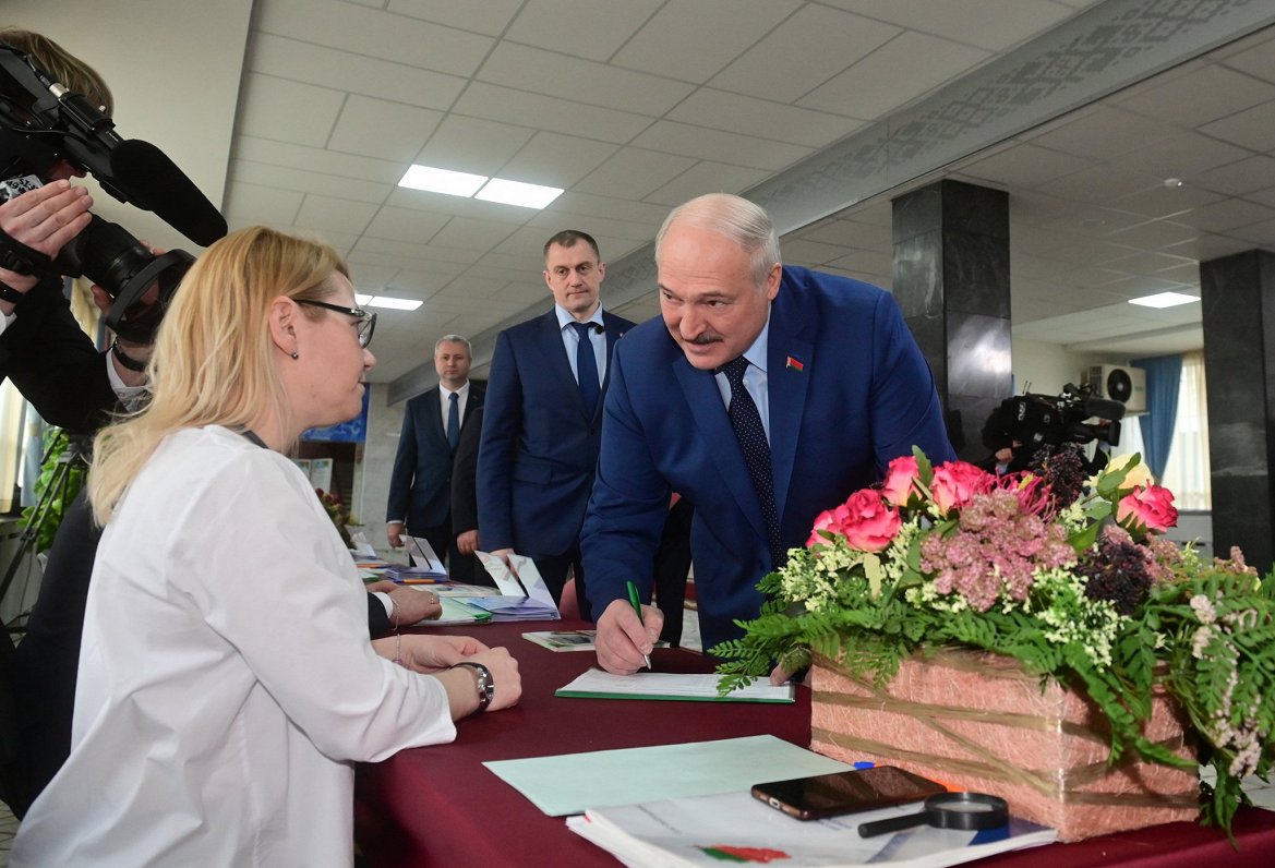 Aleksandrs Lukašenko balso referendumā par konstitūcijas grozījumiem (27.02.2022)