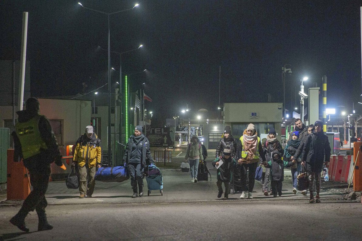 Ukrainas bēgļi šķērso robežu ar Poliju (27.02.2022)