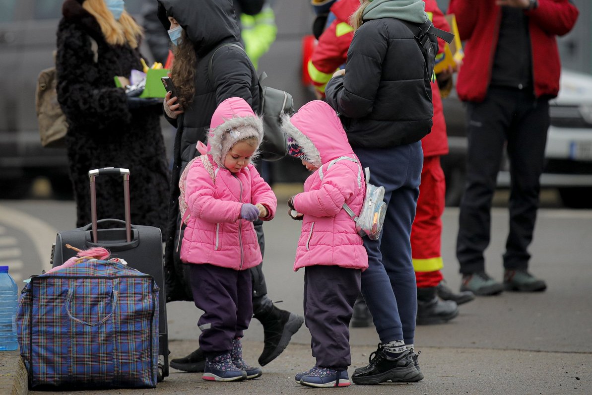 Ukraiņu bēgļi pie Ukrainas un Rumānijas robežas