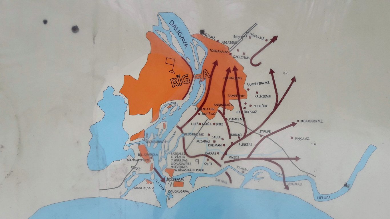 Karte no informatīvā stenda Bumbu kalnā ar atbrīvošanas cīņu gaitu.
