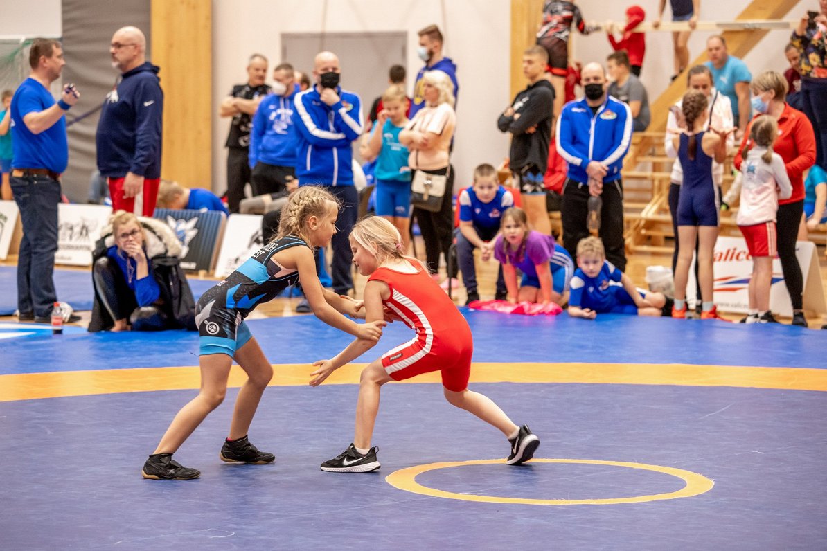 Meitenes piedalās cīņas sporta turnīrā Pērnavā