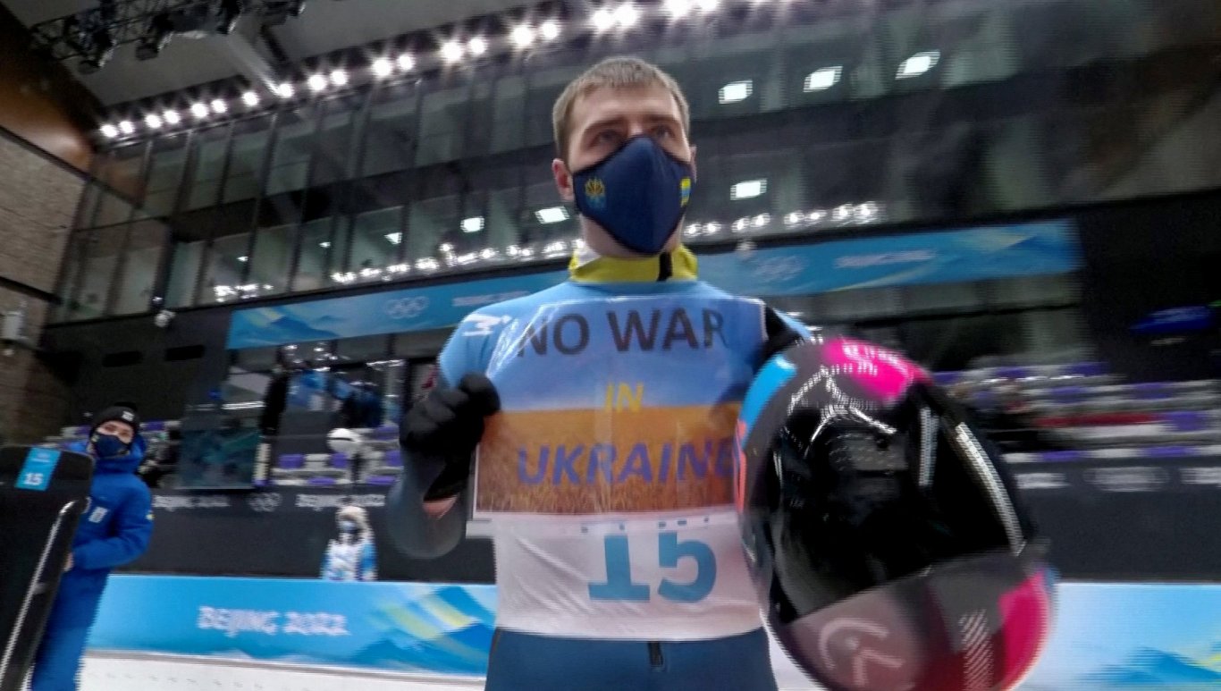 Vladislavs Heraškevičs ar pretkara plakātu Pekinas olimpiskajās spēlēs