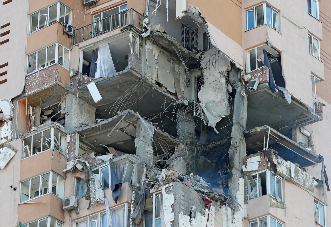 Последствия попадания ракеты в многоэтажный жилой дом. Украина, Киев, 26.02.2022.