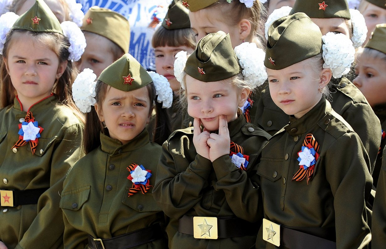 Padomju armijas formās saģērbtas meitenes Rostovā pie Donas gatavojas Otrā pasaules kara Uzvaras die...