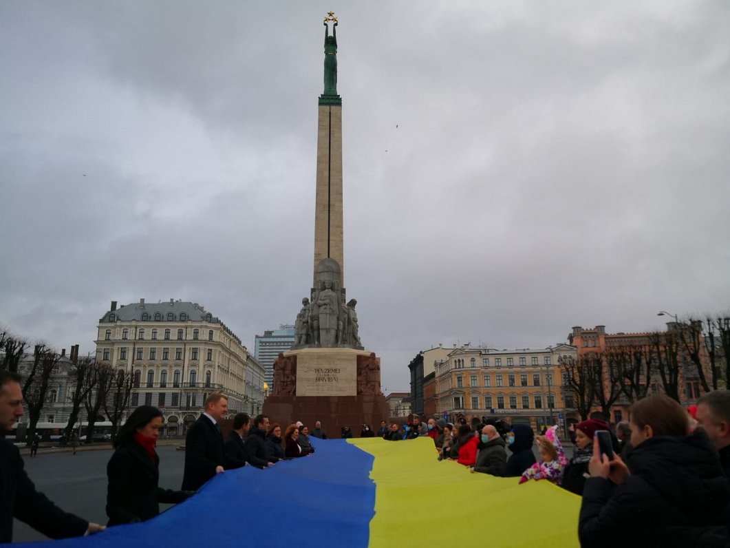Akcija Ukrainas atbalstam pie Brīvības pieminekļa.